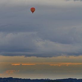 Caught between the clouds by Jack Tol