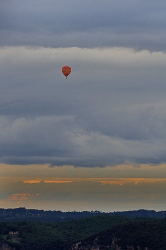 Caught between the clouds by Jack Tol