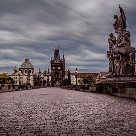 Prag: Statuen auf der Karlsbrücke im Morgengrauen von Sascha Reuen