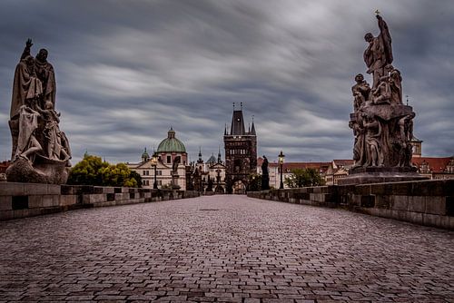 Prag: Statuen auf der Karlsbrücke im Morgengrauen