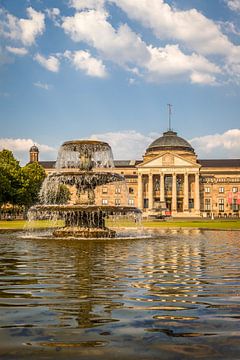 Kurhaus und Brunnen auf dem Bowling Green, Wiesbaden van Christian Müringer