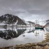 Die Antigua in einer Bucht auf Spitzbergen von Joy van der Beek
