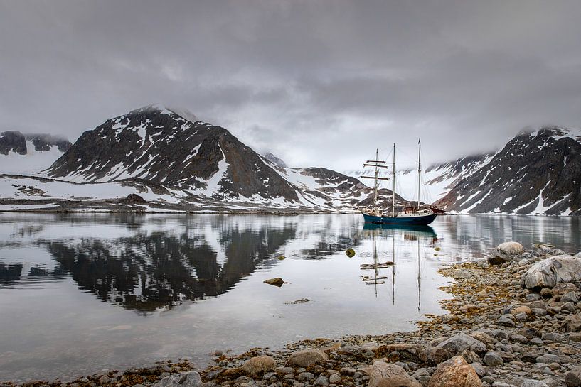 L'Antigua dans une baie du Spitzberg par Joy van der Beek