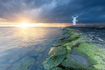 Le phare de Swinemünde sur l'île d'Usedom au coucher du soleil