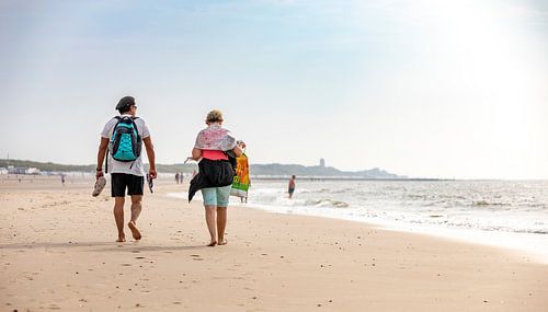 Wandelen langs het water op het strand