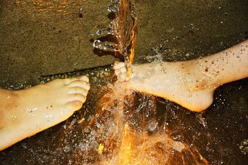 kinderen spelen met hun voeten onder het water sur Gerrit Neuteboom