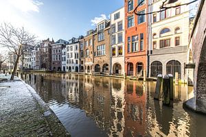 Bunte Grachtenhäuser an der Utrechter Oudegracht im Winter