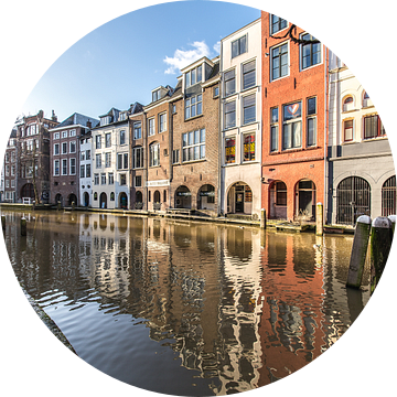 Gekleurde grachtendpanden aan de Oudegracht in Utrecht in de winter