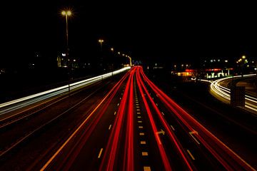 Redline (snelweg in de nacht) van Clicks&Captures by Tim Loos