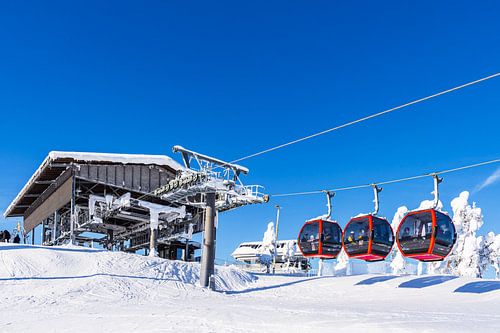 Landschap met sneeuw en kabelbaan in de winter in Ruka, Finland