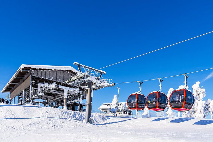 Landschaft mit Schnee und Seilbahn im Winter in Ruka, Finnland von Rico Ködder