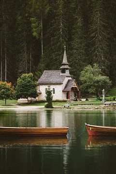 De kerk bij Lago di Braies | Prager Wildsee van Guy Houben