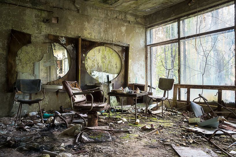 Barber in Pripyat - Tschernobyl. von Roman Robroek