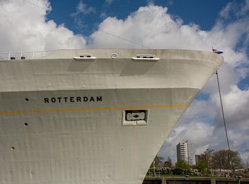 ss Rotterdam mit ihrem stolzen Bug am Kai von scheepskijkerhavenfotografie