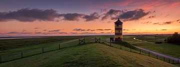 Een zomerochtend bij de vuurtoren van Pilsum Duitsland van Marga Vroom