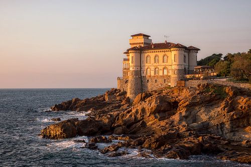 Kasteel aan de kust met mooi warm avondlicht