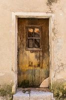 Alte verwitterte Tür in Brauntönen in Buis de Baronie in Frankreich