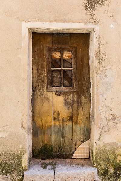 Alte verwitterte Tür in Brauntönen in Buis de Baronie in Frankreich von Cindy Mulder