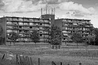 De sterflats in Simpelveld in zwart-wit van John Kreukniet thumbnail