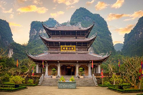 Traditionele tempel tussen karstbergen in Vietnam