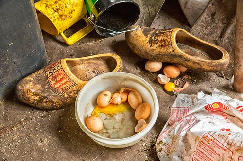 Gebroken eieren met houten klompen