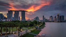 Blick auf den Sonnenuntergang über Singapur von Bart Hendrix