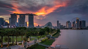Sunsetview over Singapore van Bart Hendrix