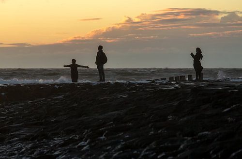 Famille au bord de la mer