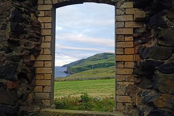 Blick durch ein Ruinen Fenster auf die Landschaft.