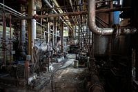 Des tuyaux dans une usine abandonnée.