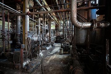 Rohre in einer verlassenen Fabrik.