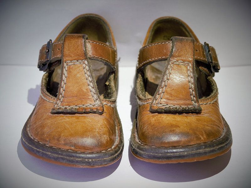 une paire de vieilles chaussures pour enfants par Evelien Brouwer