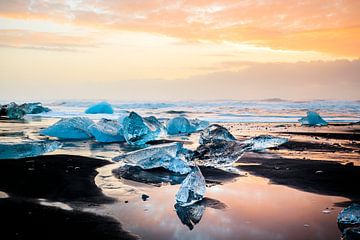 Blaues Gletschereis am schwarzen Lavastrand auf Island von Sascha Kilmer