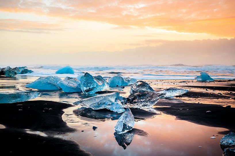 Blauw gletsjerijs op het zwarte lavastrand in IJsland van Sascha Kilmer