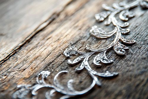 Sieraden op hout