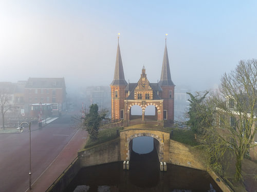 Das Wassertor von Sneek erwacht im Nebel