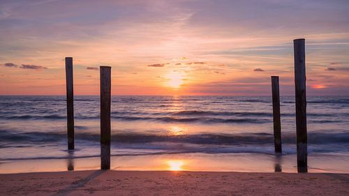 Zonsondergang aan het Noordzeestrand