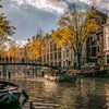 Loopbrug over een gracht in Amsterdam / Pedestrian bridge over a canal in Amsterdam van Nico Geerlings