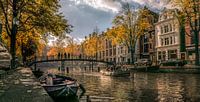 Loopbrug over een gracht in Amsterdam / Pedestrian bridge over a canal in Amsterdam