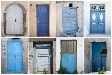 Blauwe deuren in Griekenland van Barbara Brolsma