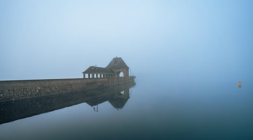 Le barrage du lac d'Eder dans la brume matinale sur Catrin Grabowski