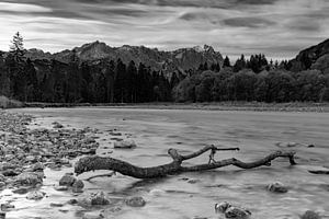 Au bord de la Loisach avec le massif de la Zugspitze