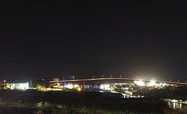 Königin-Juliana-Brücke (Curaçao) bei Nacht von Atelier Liesjes