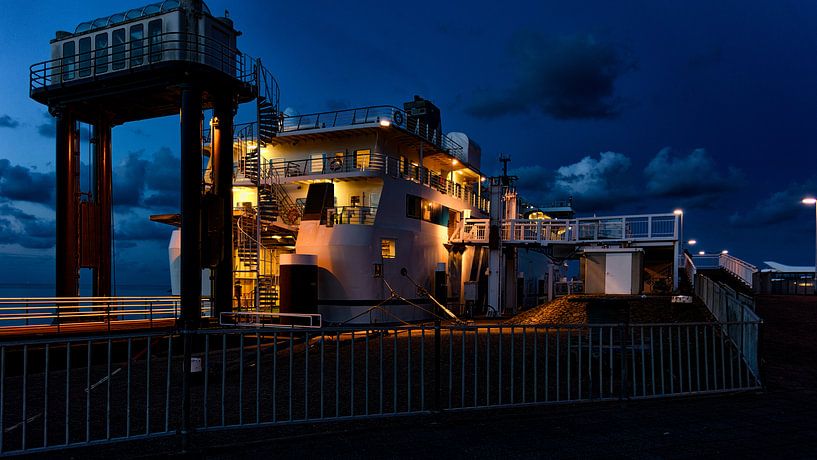 MS Friesland in de nacht van Roel Ovinge
