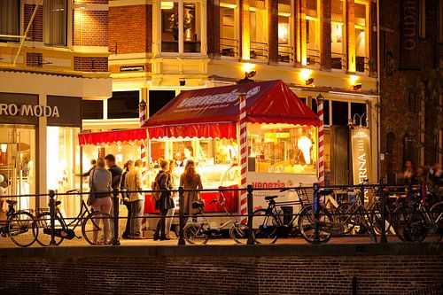 Venezia IJskiosk on the Jansbrug over the Oudegracht in Utrecht by Donker Utrecht
