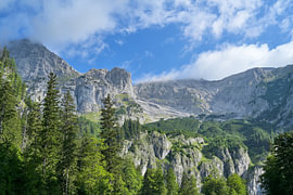 Berge und grüne Wälder unter blauem Morgenhimmel von Tomherkules