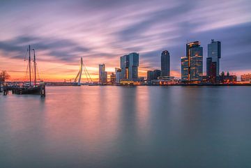 Rotterdam bij ochtendgloren van Ilya Korzelius
