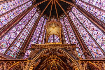 Interieur met glas in loodramen van de Sainte-Chapelle in Parijs, Frankrijk van WorldWidePhotoWeb