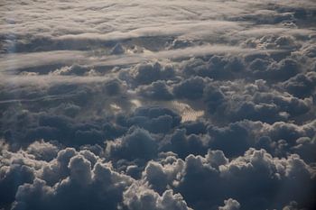 De zee vanuit de wolken
