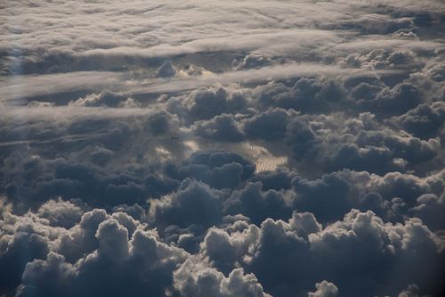 De zee vanuit de wolken